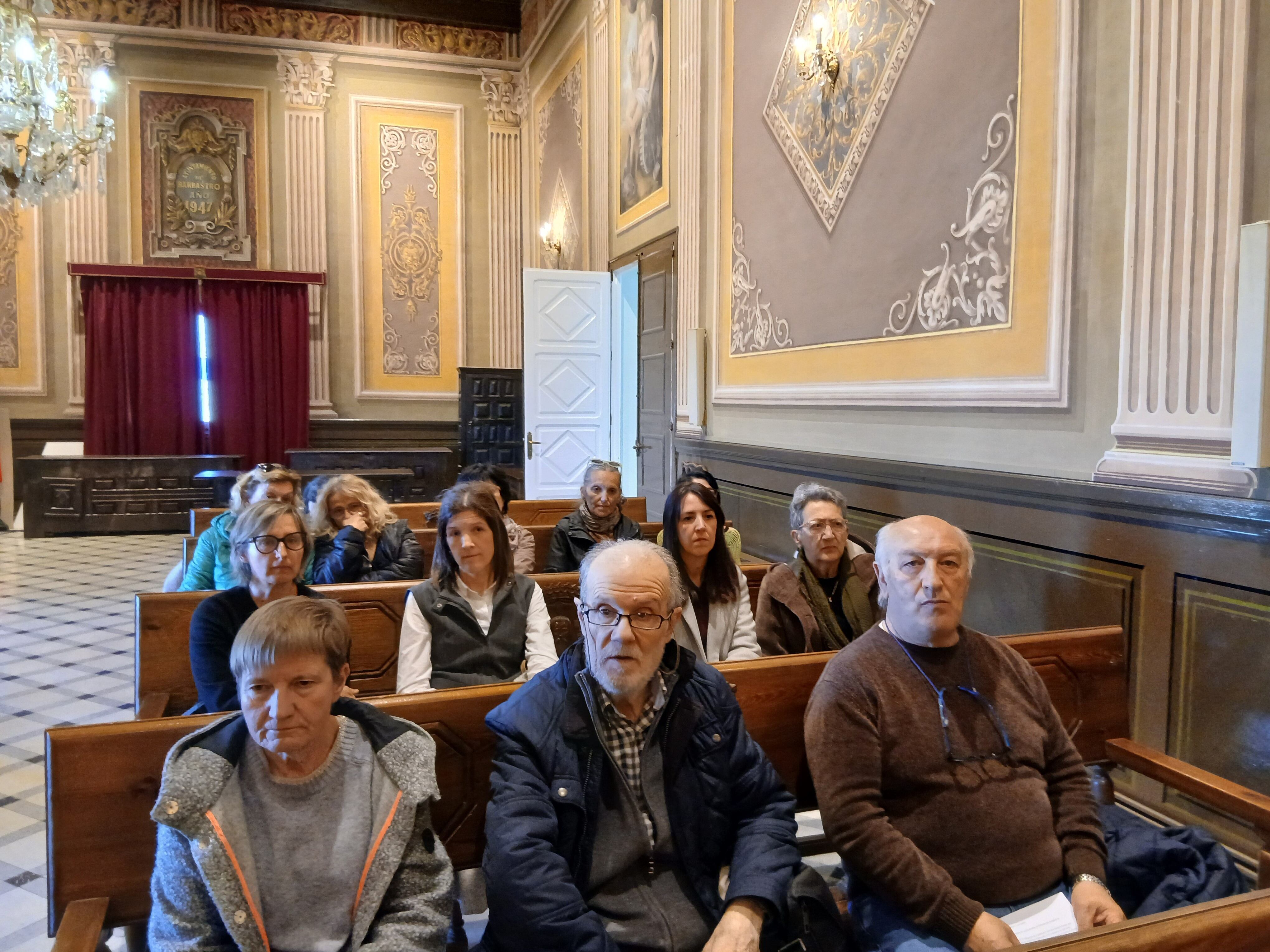 Numeroso público acudió al pleno municipal de Barbastro