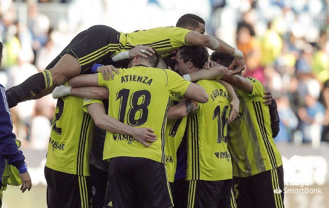 Los jugadores del Real Zaragoza celebran el último triunfo contra el Málaga