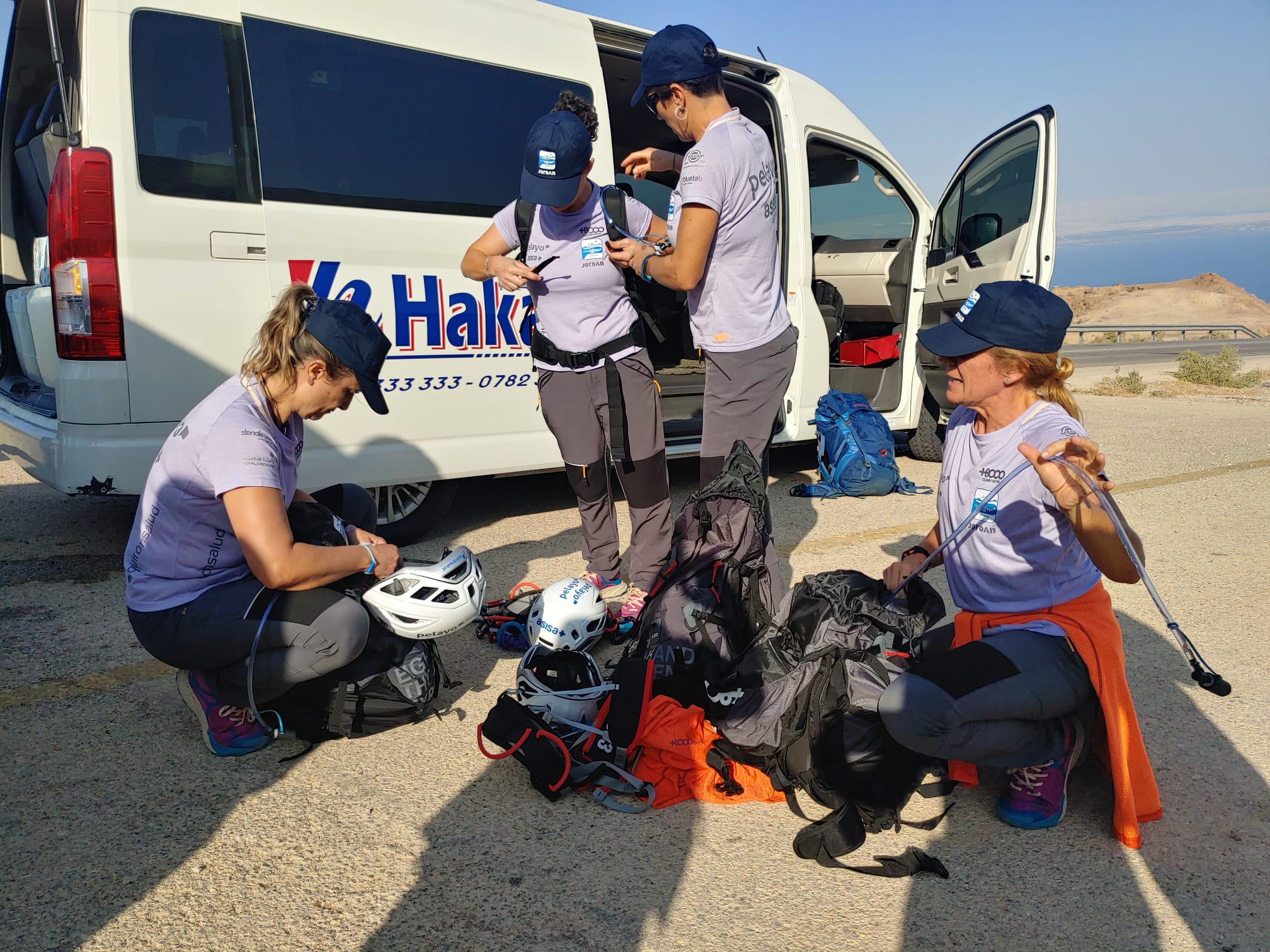 Olga, Nancy, Miriam y Pilar preparan sus mochilas antes del inicio de la etapa (Héctor González. Wadu Mujib - Jordania)