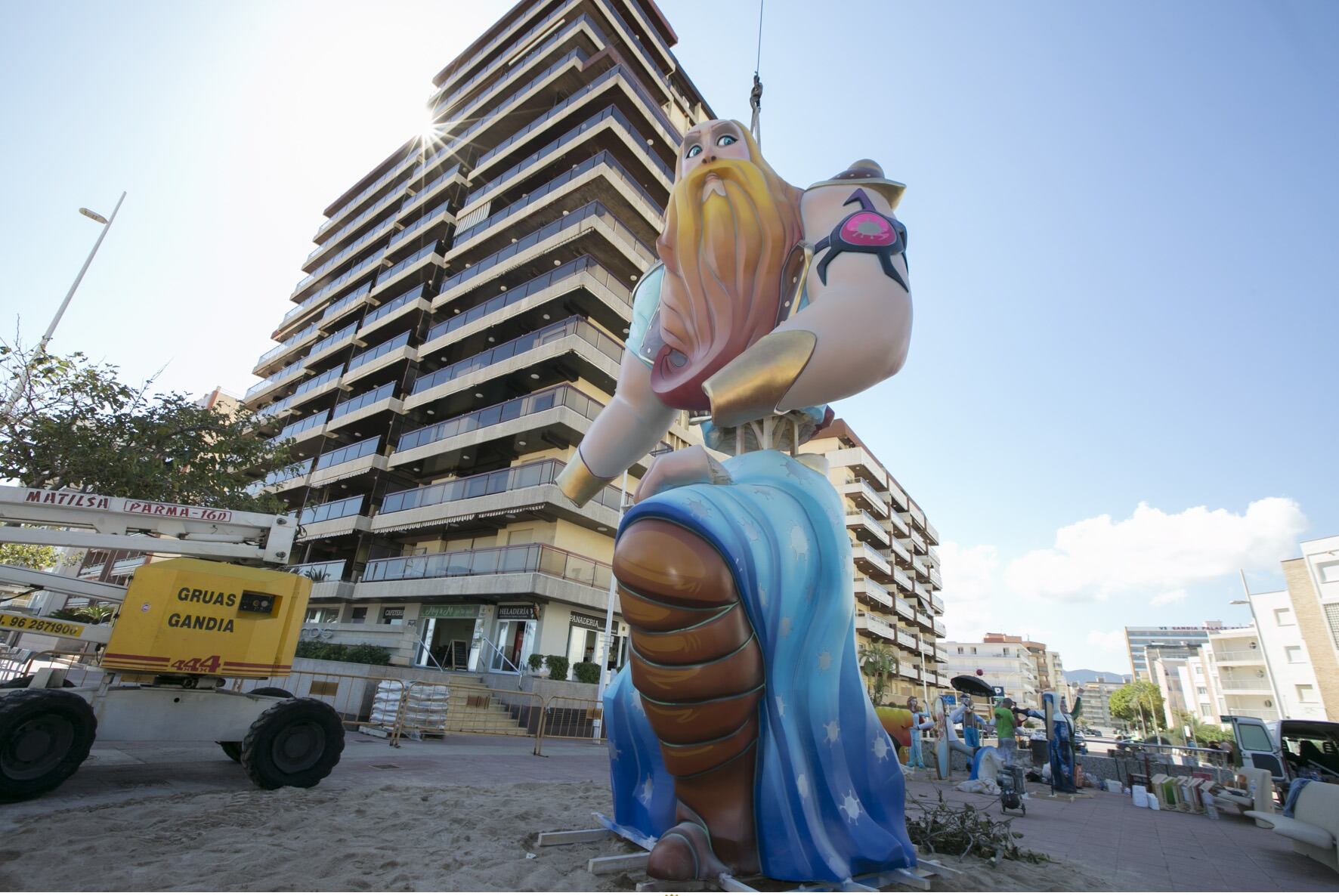 Falla plantada el pasado año en la playa de Gandia.