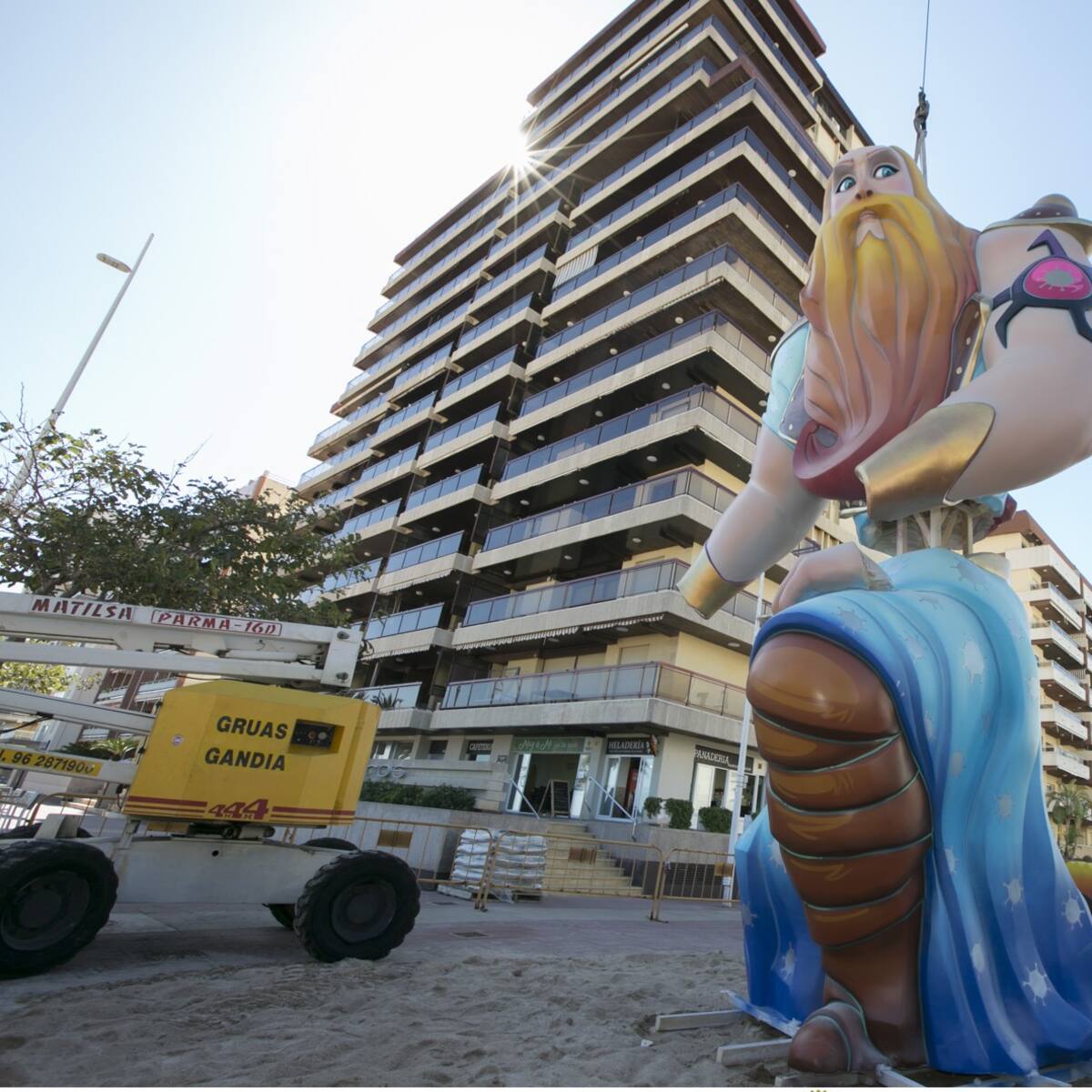 Gandia planta una falla en la playa de Gandia durante este puente de octubre