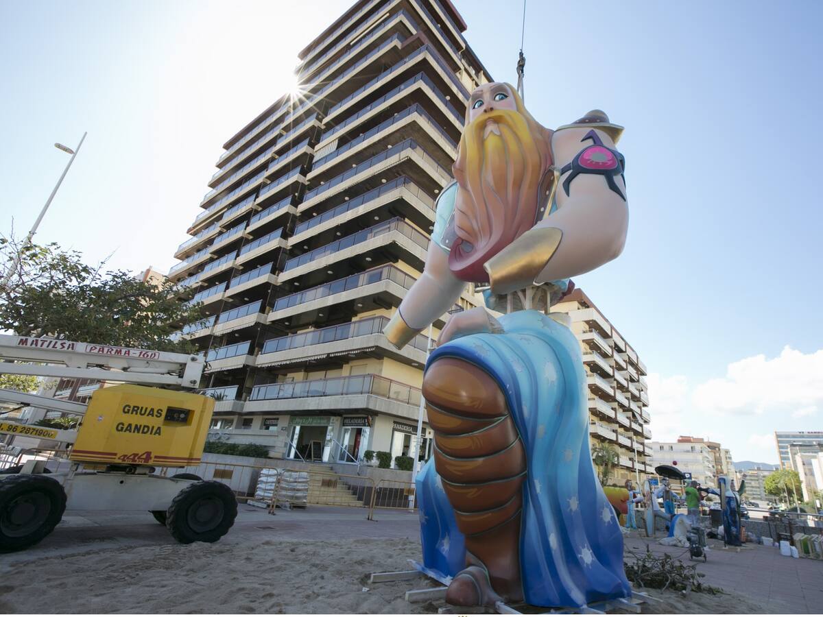 Gandia planta una falla en la playa de Gandia durante este puente de octubre