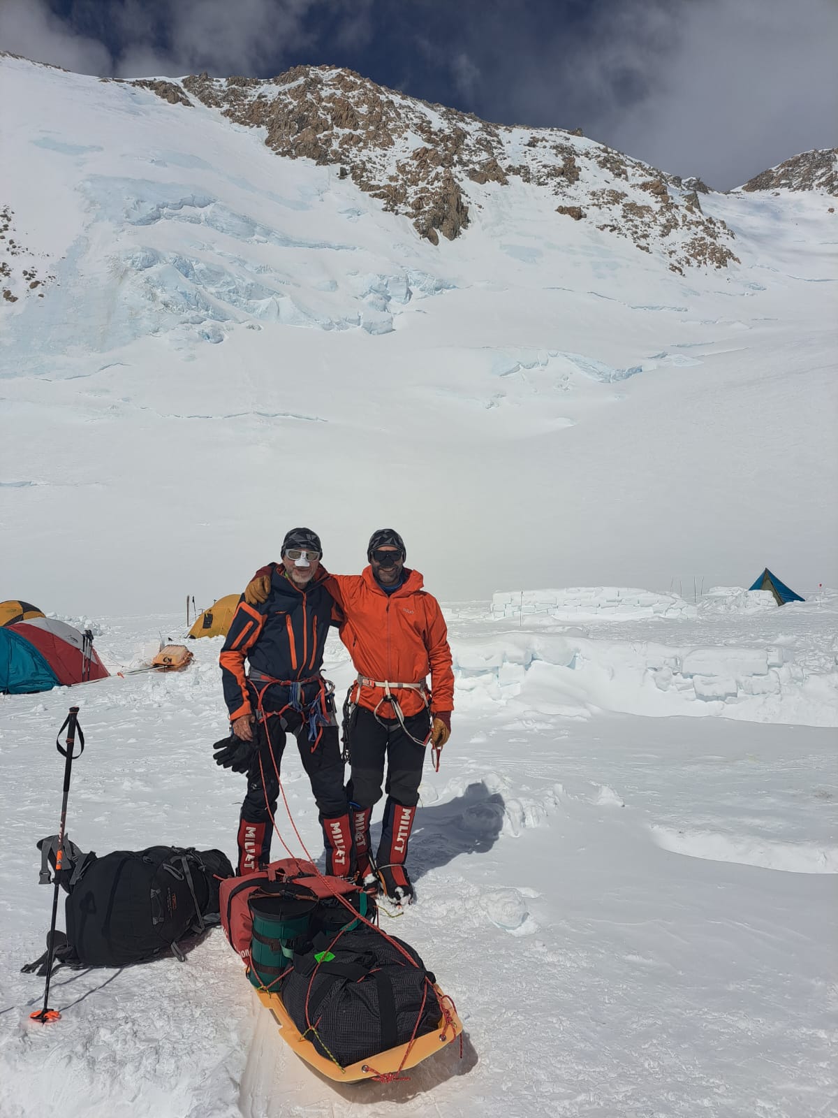 Con uno de los trineos con los que transportaron el material al campo base del Denali