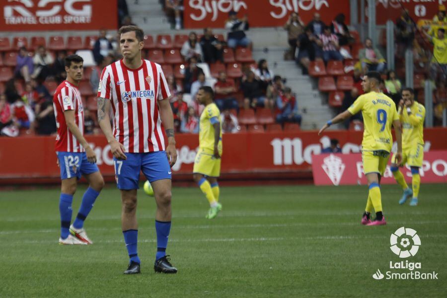 Cristian Rivera y Pablo Pérez se lamentan de una acción durante el partido contra Las Palmas.