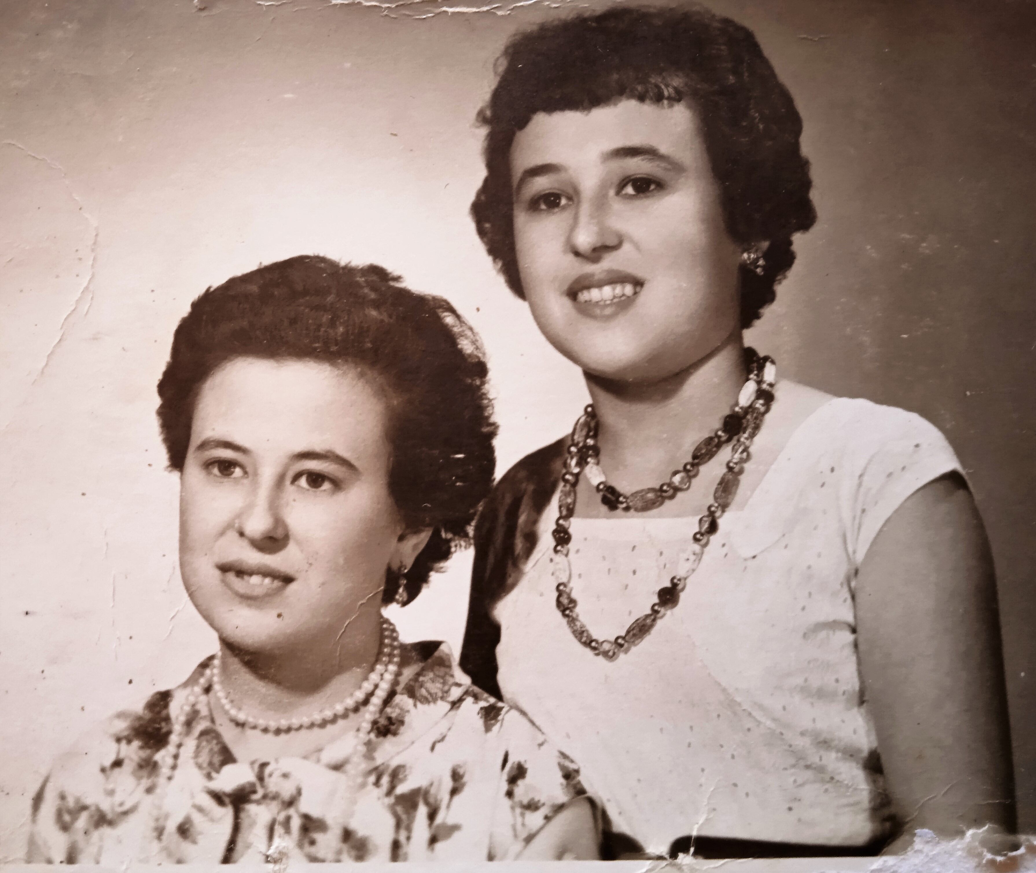 Caridad y a Fulgencia Sánchez Otón, conocida como: “La Nena”. Hermanas nacidas y criadas en La Magdalena. Fotografía en su juventud cuando todavía se celebraban las Cruces de Mayo a la manera tradicional en el campo de Cartagena. Finales de los 50.