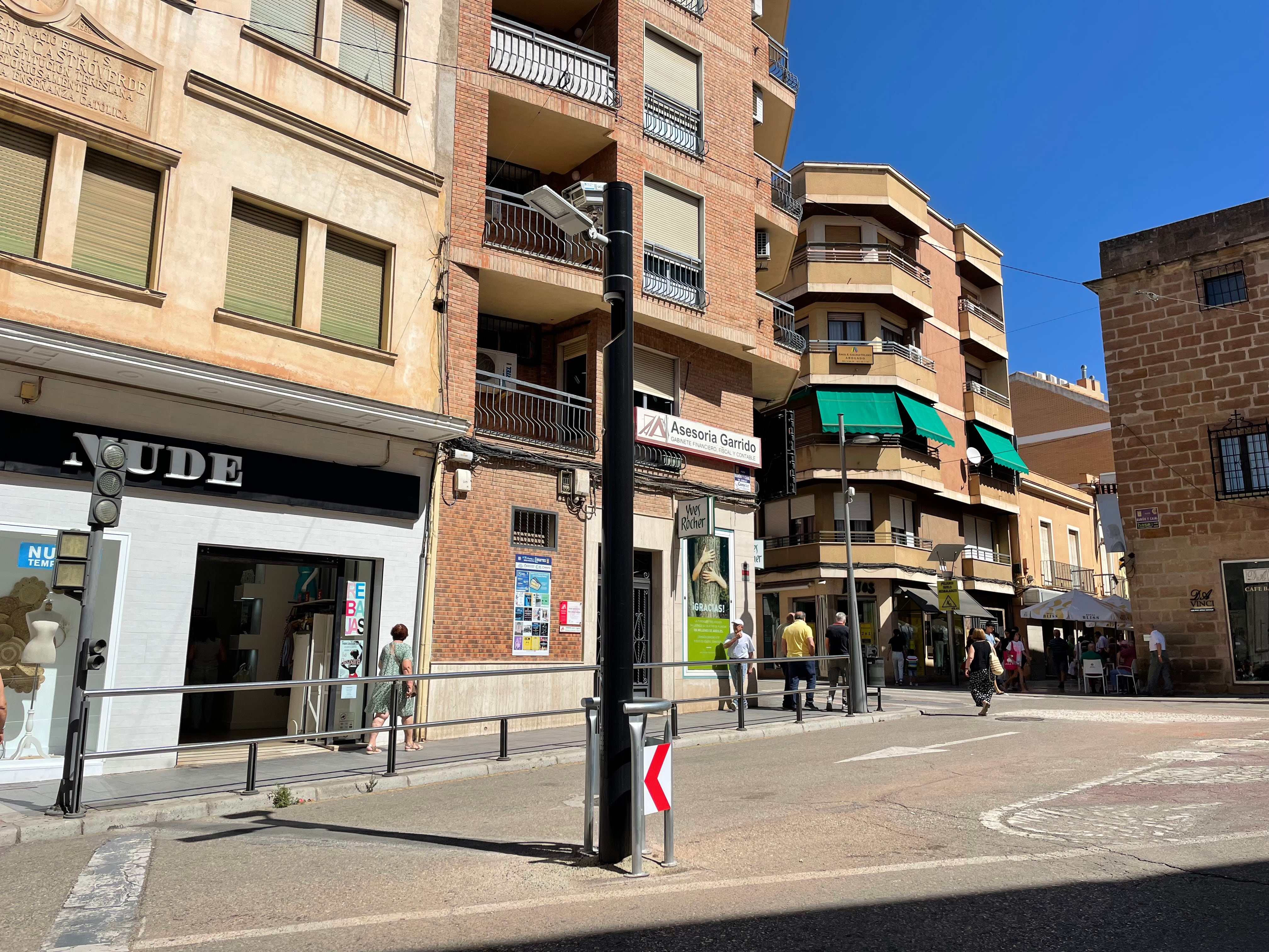 Plaza Ramón y Cajal de Linares con cámaras de vigilancia y barreras de señalización.