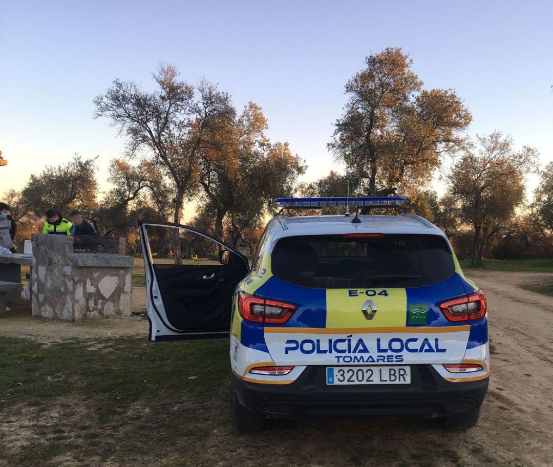 Agentes de la Policía Local de Tomares identificando a los menores que participan en una botellona en el Zaudín. 