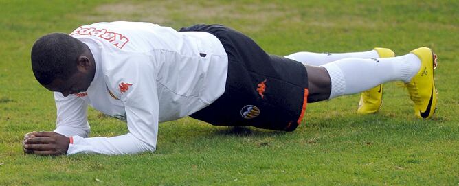 El lateral derecho del Valencia estira durante un entrenamiento con el Valencia CF