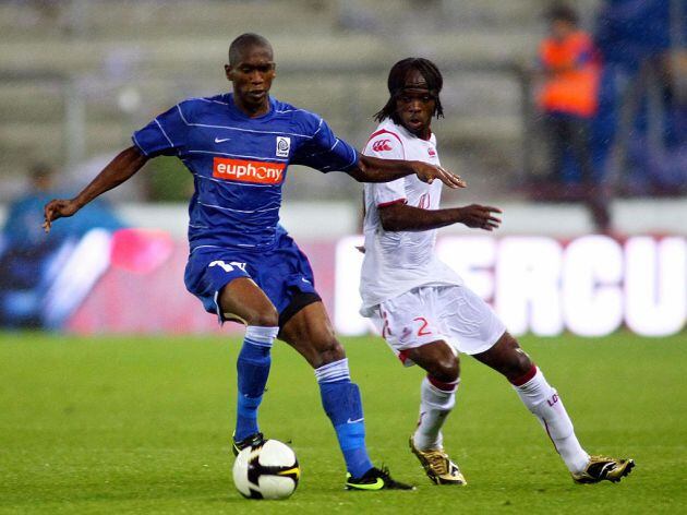 Anele Ngcongca (izda), durante un partido con el Genk.