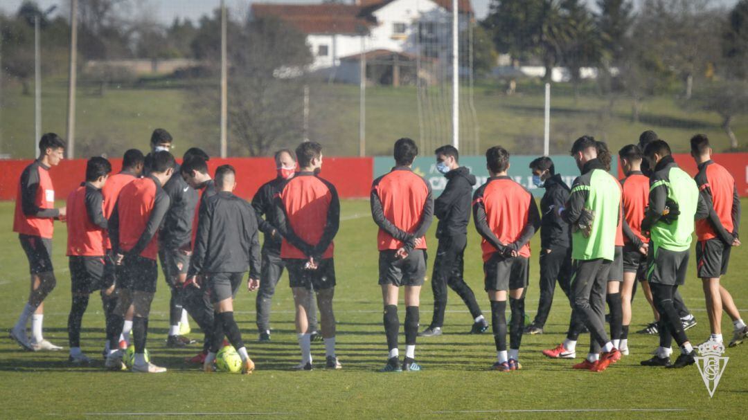 Entrenamiento de la primera plantilla en la Escuela de Fútbol de Mareo.
