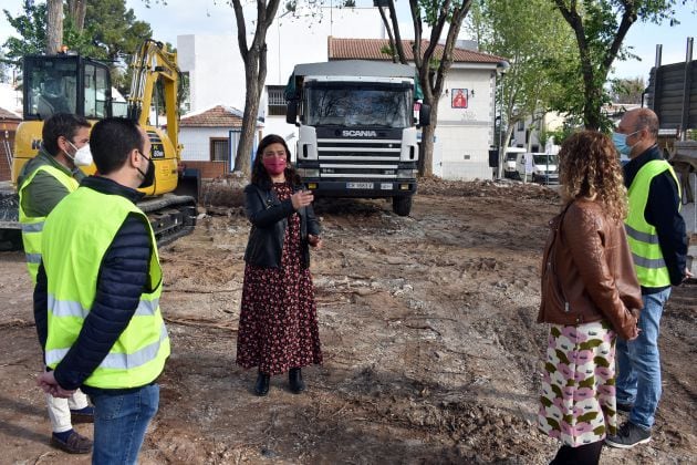 Pilar Zamora, alcaldesa y Sara Martínez, portavoz del equipo de gobierno en la visita a la plaza de la Pilarica