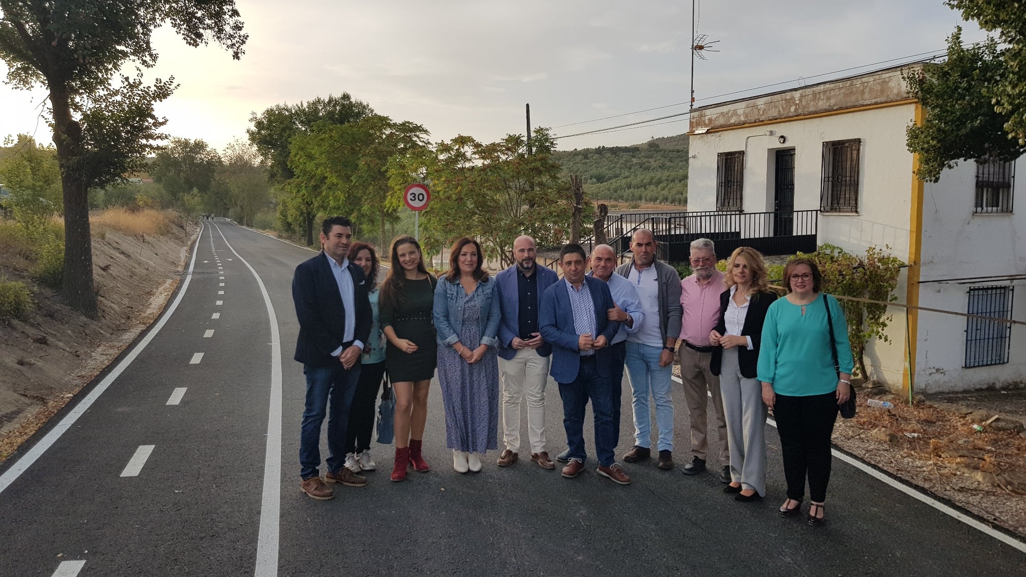 La subdelegada del gobierno, Catalina Madueño; Manuel Hueso, alcalde de Rus, y Francisco Reyes, presidente de la Diputación (cuarta, quinto y sexto por la izqda) junto a responsables municipales en el inicio del camino arreglado.