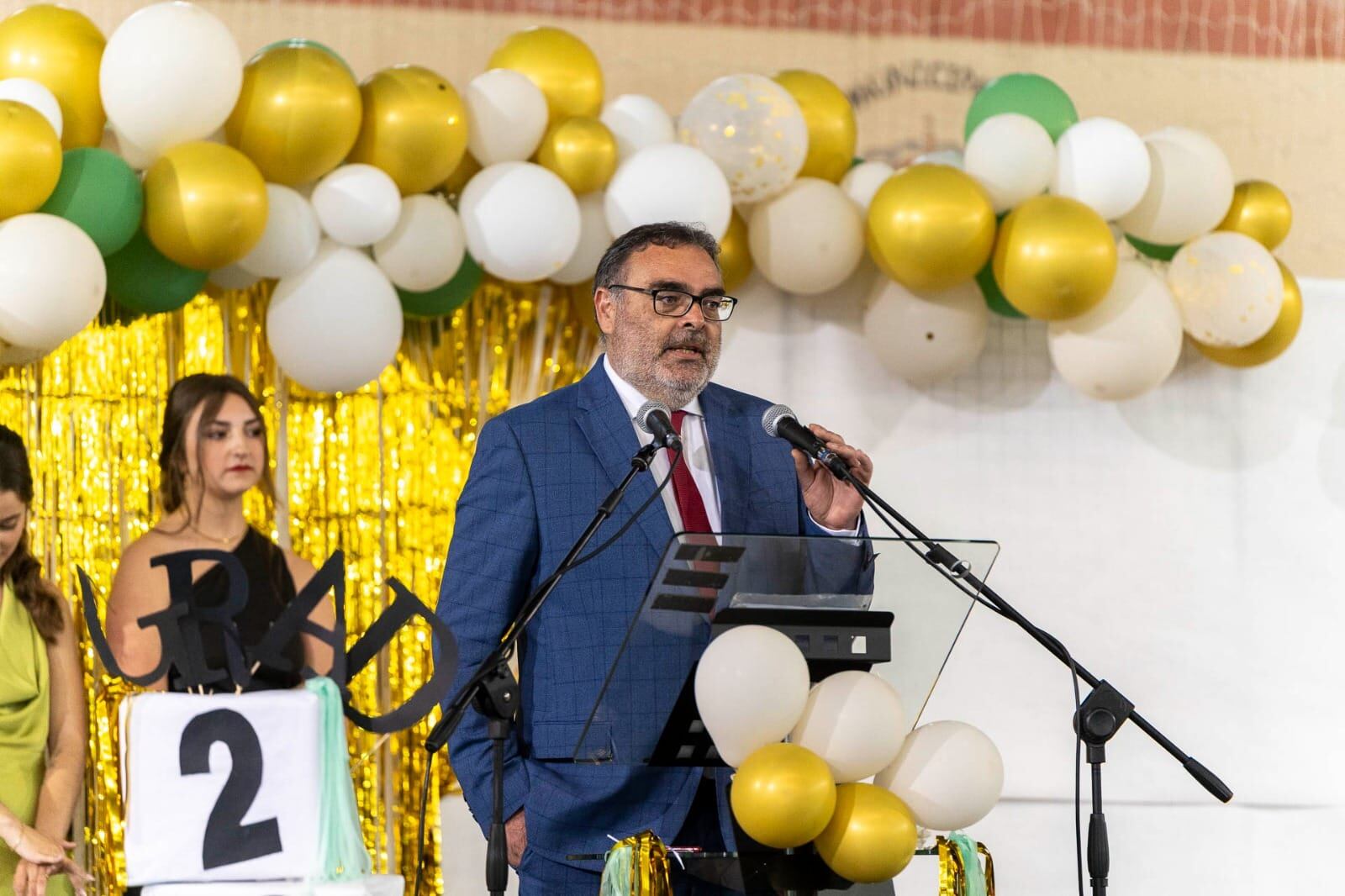 Momento de la intervención del director, Enrique Yerves