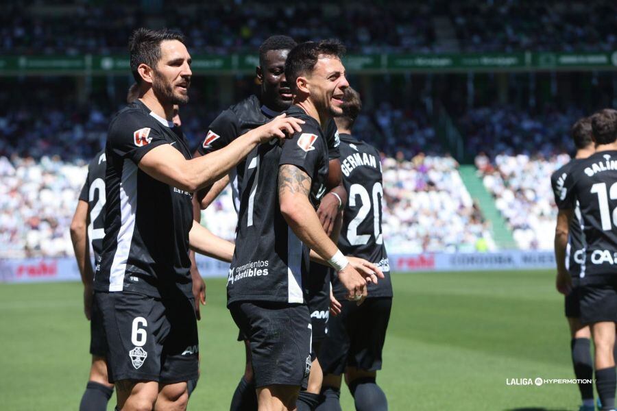 Los jugadores del Elche CF celebran el gol anotado por Óscar Plano