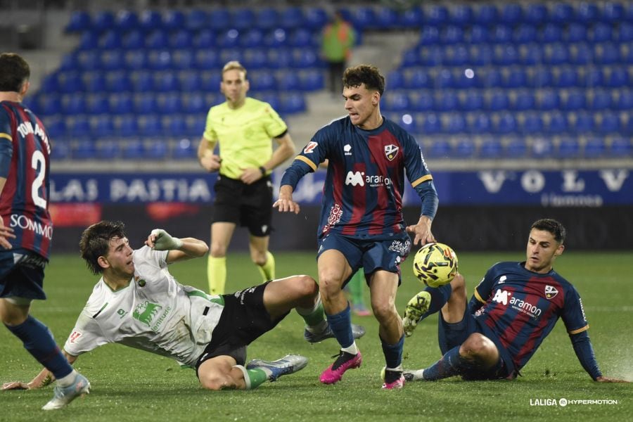 Huesca y Racing disputaron un encuentro de poder a poder en El Alcoraz