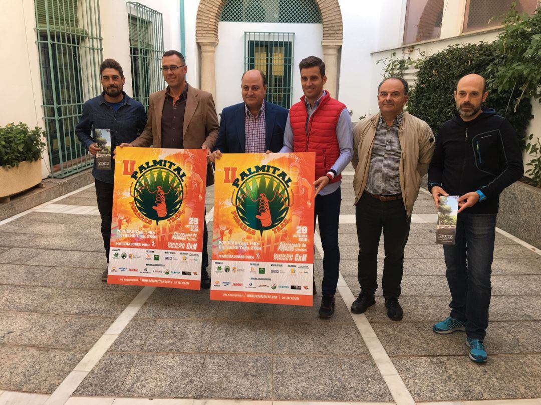 Los organizadores de la prueba, posan con el cartel de esta edición en la Diputación