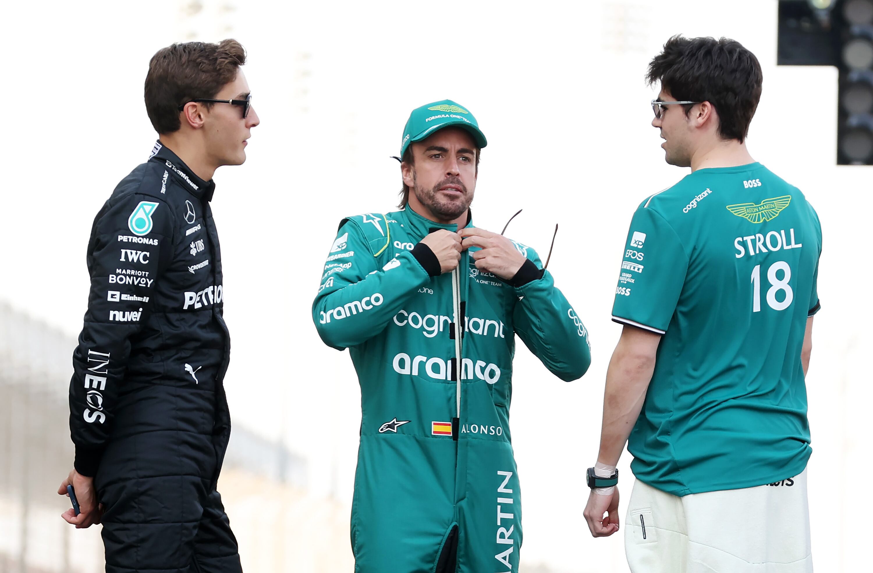 Stroll, Alonso y Russell charlan durante el GP de Baréin.