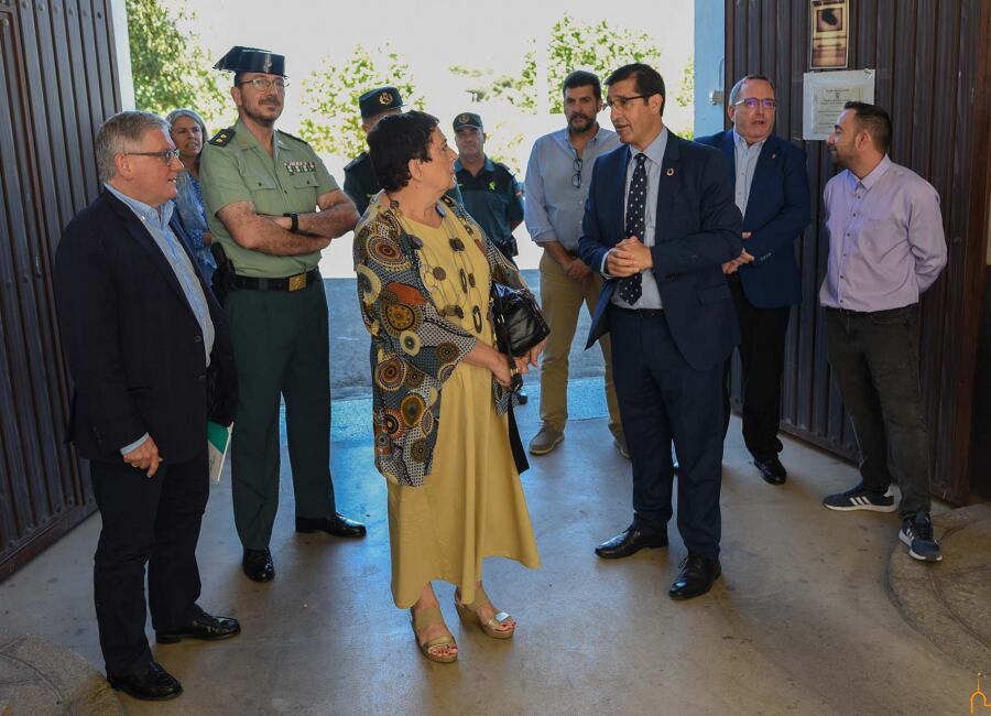 Un momento del encuentro en Almadén en el que se ha acordado la remodelación del cuartel de la Guardia Civil