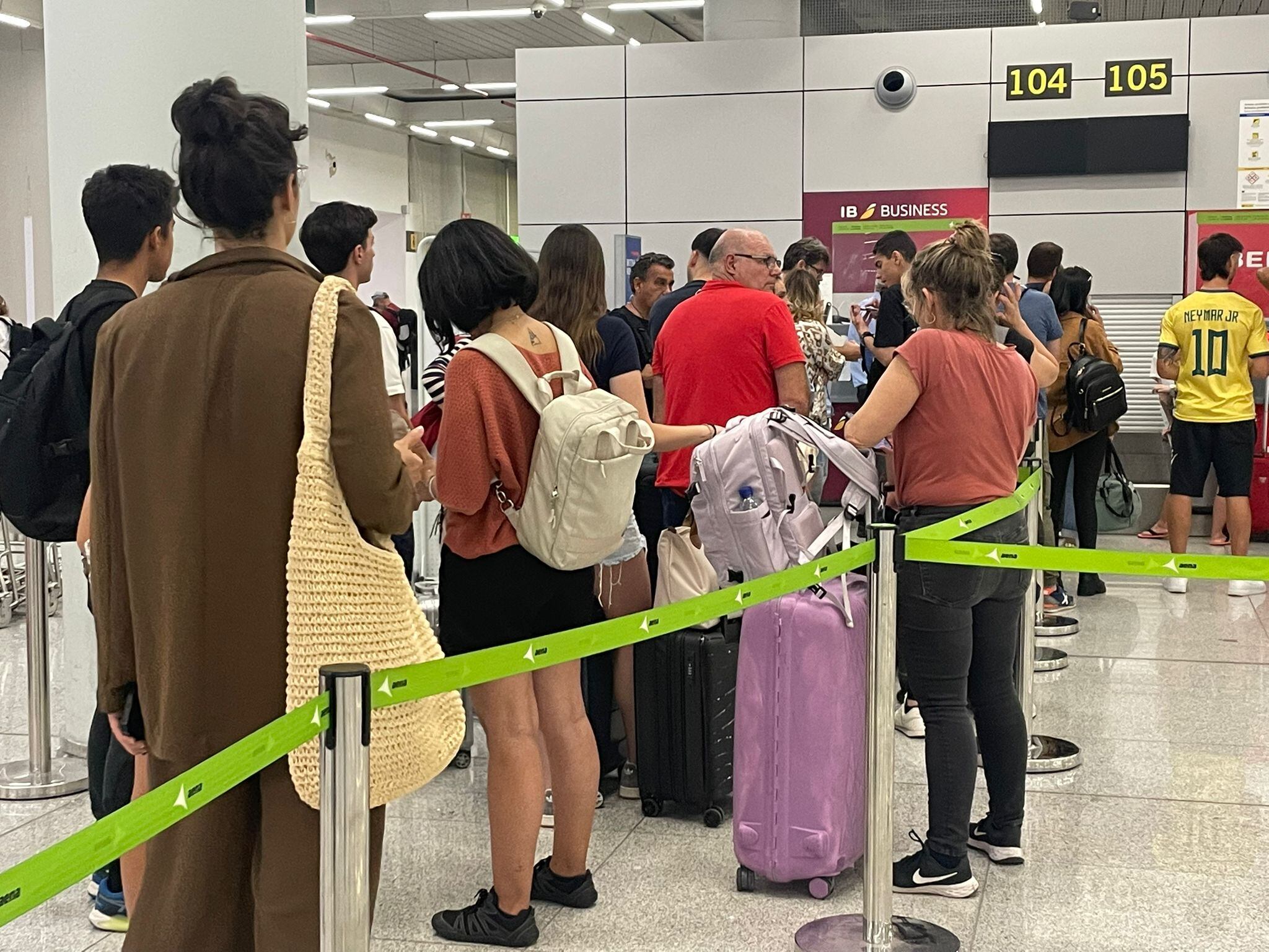 Pasajeros afectados ante el mostrador de Iberia en el aeropuerto de Palma esta tarde