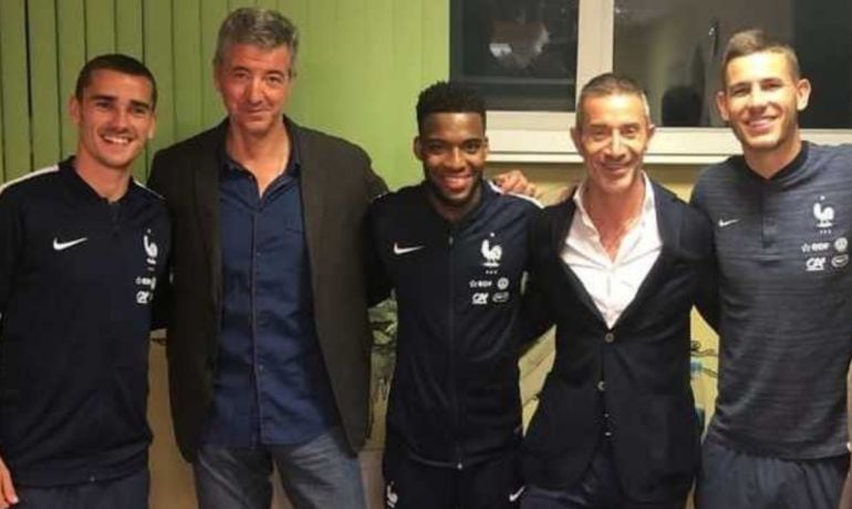 Griezmann, Lemar y Lucas Hernández posan con Gil Marín y Andrea Berta