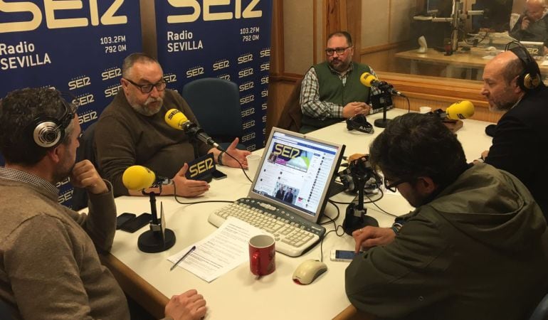 De izquierda a derecha, Paco García, Bienvenido Puelles, Manolo Romero, Luis Chamorro y Álvaro Enríquez en plena tertulia cofrade de Radio Sevilla