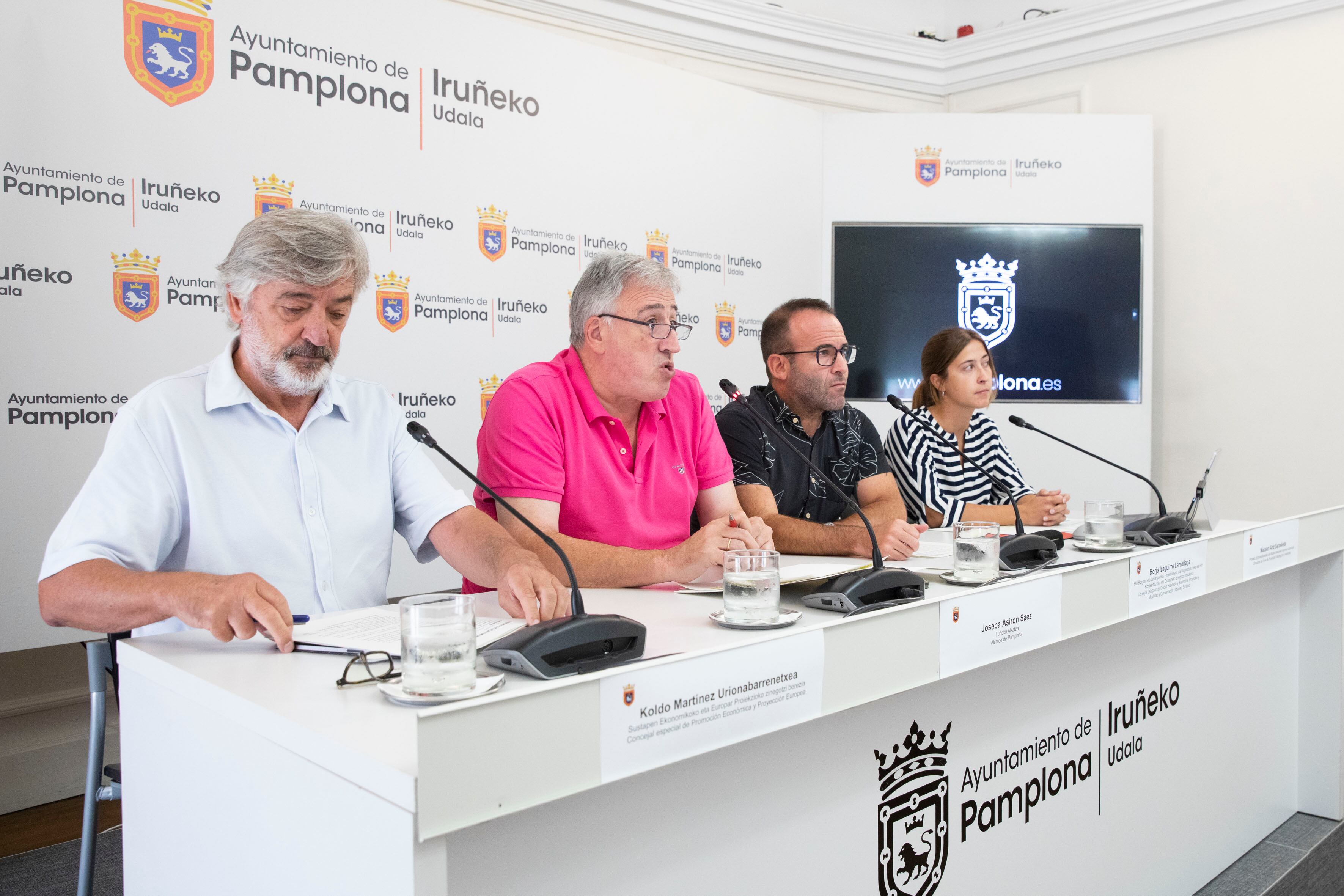 El alcalde de Pamplona, Joseba Asiron, ofrece una rueda de prensa junto a varios concejales