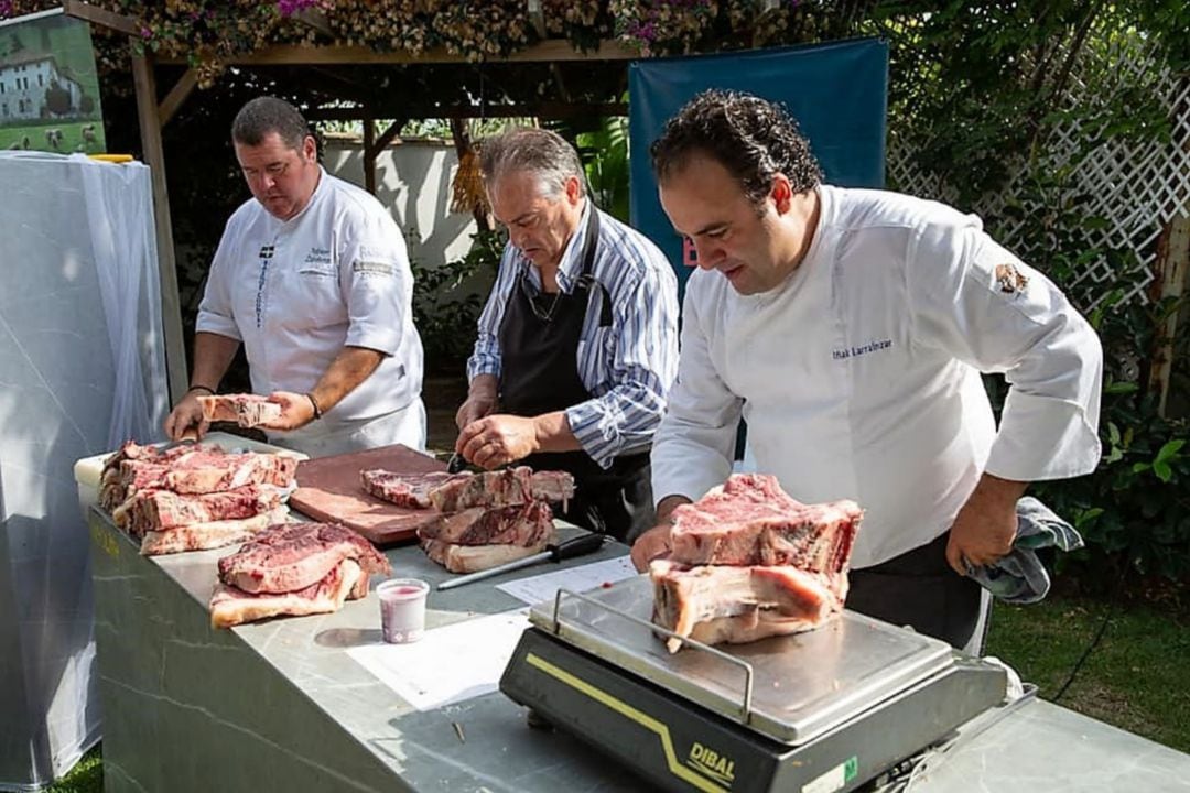 Xabier Zabaleta, izquierda, e Iñaki Larrainzar, en plena Jornada de Cocina Vasca en El Laúl