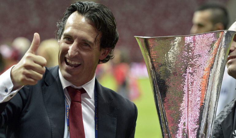 WAR362. VARSOVIA (POLONIA), 27/05/2015.- El director técnico del Sevilla, Unai Emery, celebra hoy, miércoles 27 de mayo de 2015, tras el partido por la final de la Liga Europa, entre el Dnipro ucraniano y el Sevilla español, en el estadio Nacional de Varsovia (Polonia). EFE/ADAM WARZAWA