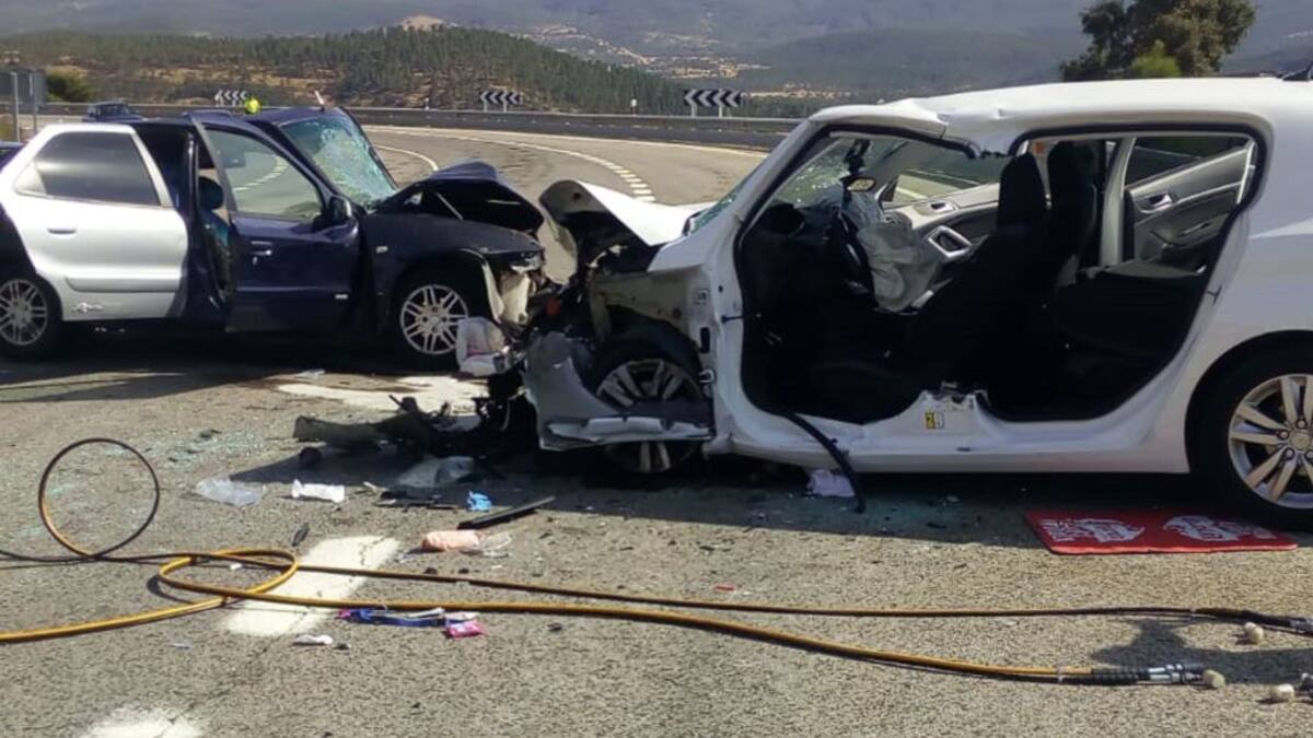 Un herido grave y dos leves tras un choque frontal en Brazatortas