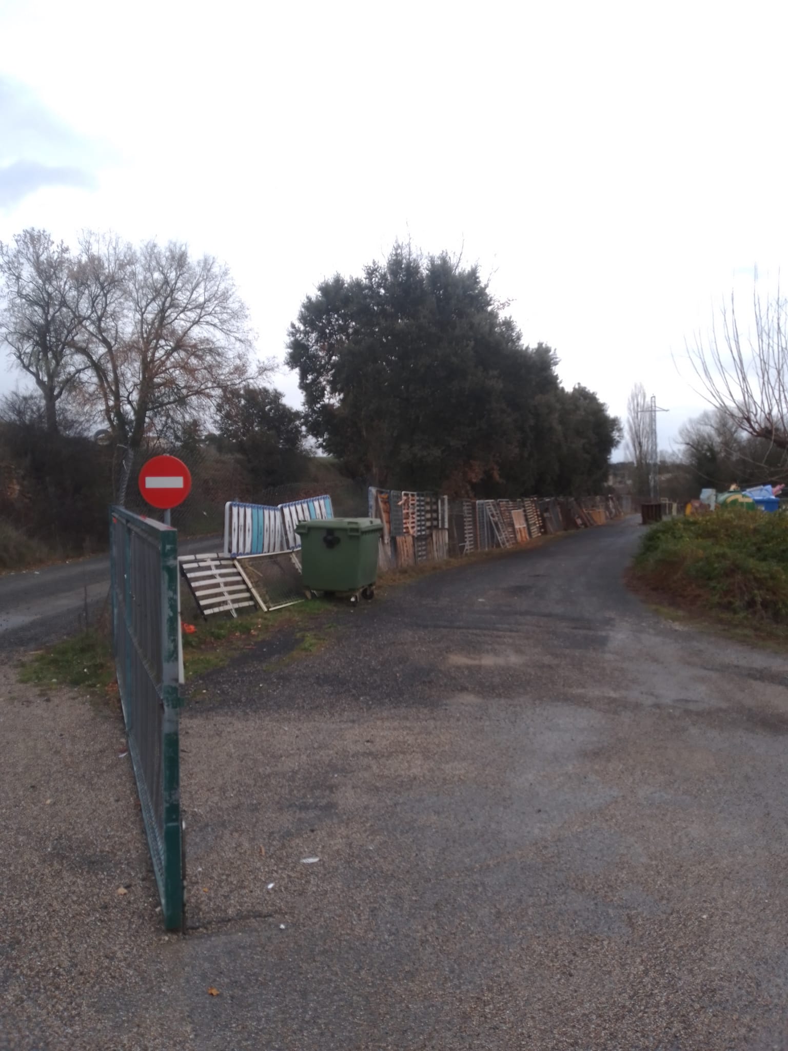 CHA denuncia que la valla del punto limpio está conformada en gran parte por somieres