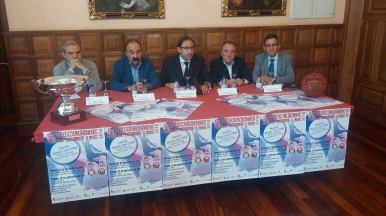 Gonzalo Ibáñez, presidente de Palencia Baloncesto; Carlos Sainz, presidente de la Federación de Castilla y León; Alfonso Polanco, alcalde de Palencia; Rufino García, delegado provincial y Facundo Pelayo, concejal de deportes