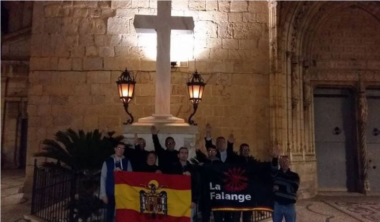 Defensores de la cruz de los Caídos de Callosa en uno de los periódicos actos que llevan a cabo en defensa del monumento franquista.