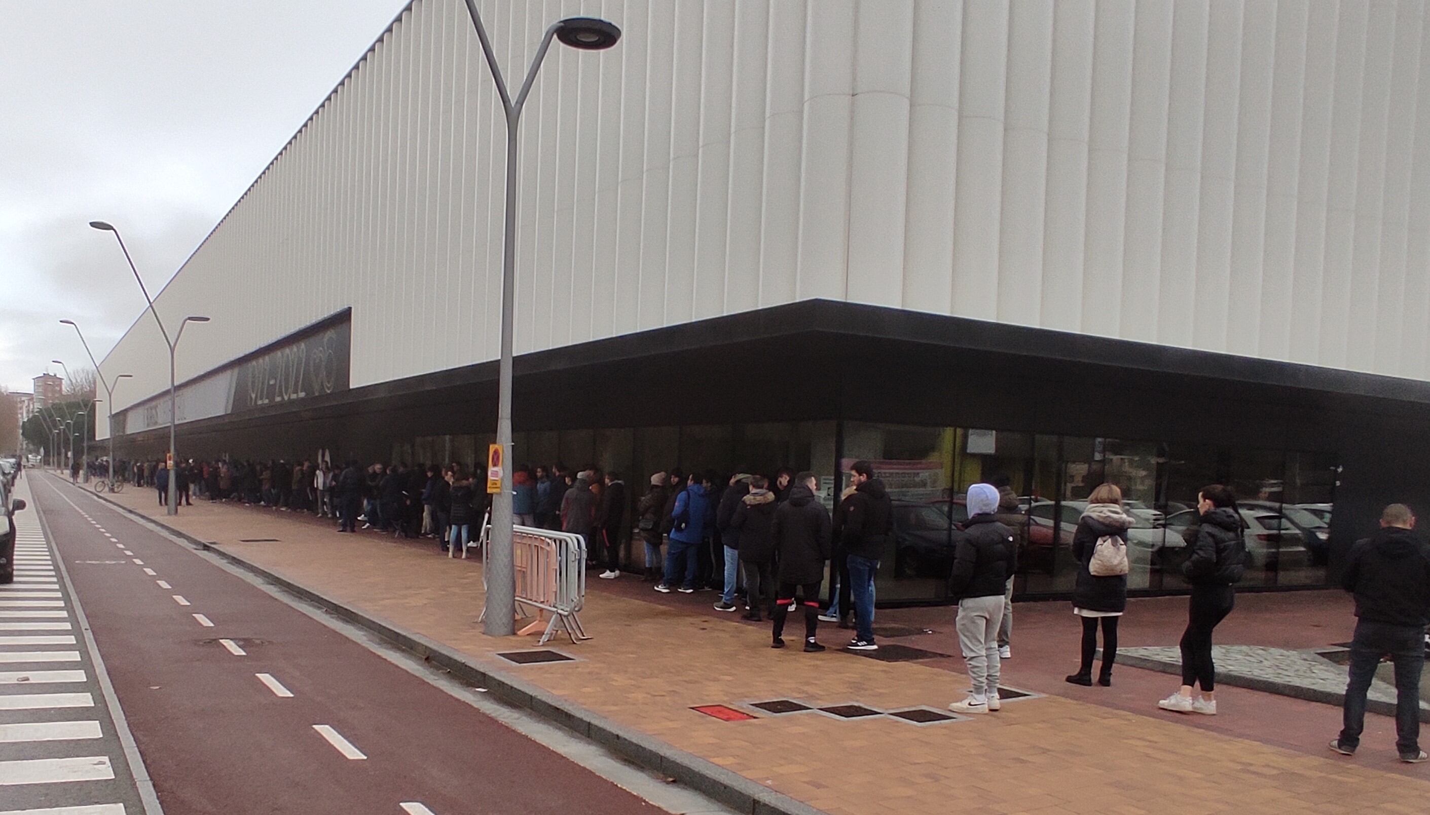 Cola de abonados del Burgos CF para adquirir una entrada para el partido ante el Alavés del próximo sábado 7 de enero. / Foto: Radio Castilla