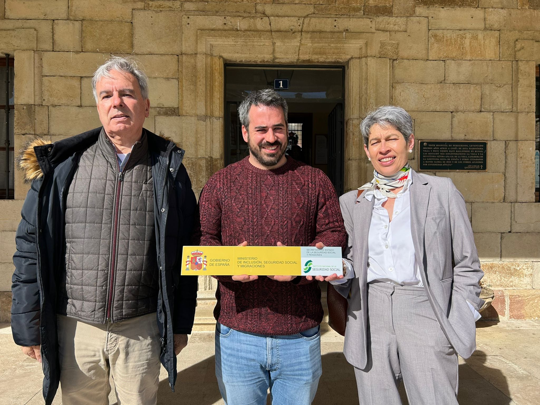 El subdelegado de Palencia a la izquierda junto al alcalde de Cervera de Pisuerga y la directora provincial de la Seguridad Social