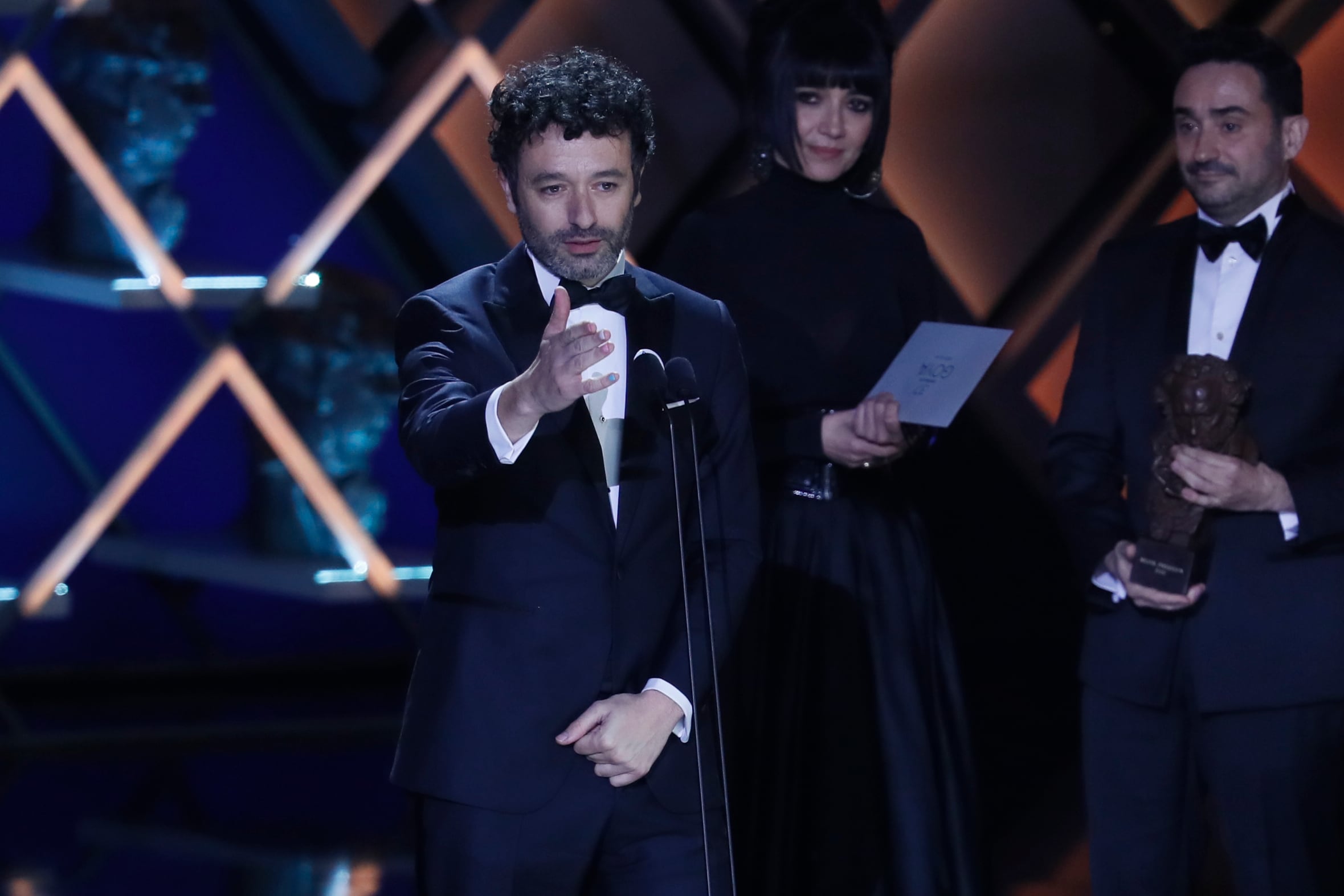 SEVILLA 11/02/2023.- El realizador Rodrigo Sorogoyen tras recibir el premio a &quot;mejor dirección&quot; por su película &quot;As Bestas&quot; durante la gala de la XXXVII edición de los Premios Goya que se celebra este sábado en el Palacio de Congresos y Exposiciones FIBES de Sevilla. EFE/Jose Manuel Vidal
