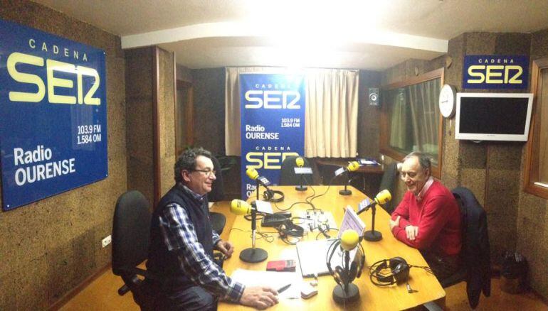 El director de la Real banda de Gaitas en los estudios de Radio Ourense