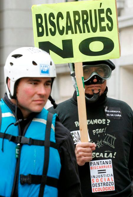 Miembros de la Asociación Gabardiella denuncian ante el Ministerio de Medio Ambiente el impacto del proyecto del pantano de Biscarrués (foto de archivo tomada el 14 de marzo de 2011).