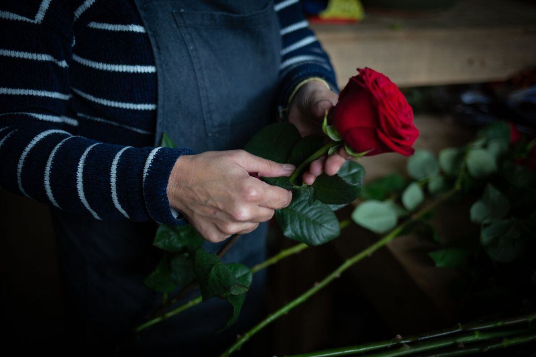 Una floristeria preparant roses