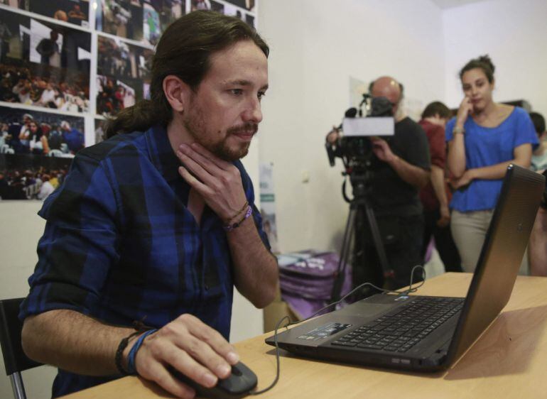 El secretario general de Podemos, Pablo Iglesias, contesta a las preguntas de los ciudadanos a través de la iniciativa Q&A (Questions & Answers, &#039;Preguntas y respuestas&#039;) de la red social Facebook.