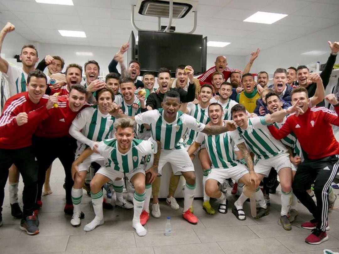 Los jugadores celebraron la victoria ante el Sevilla Atlético