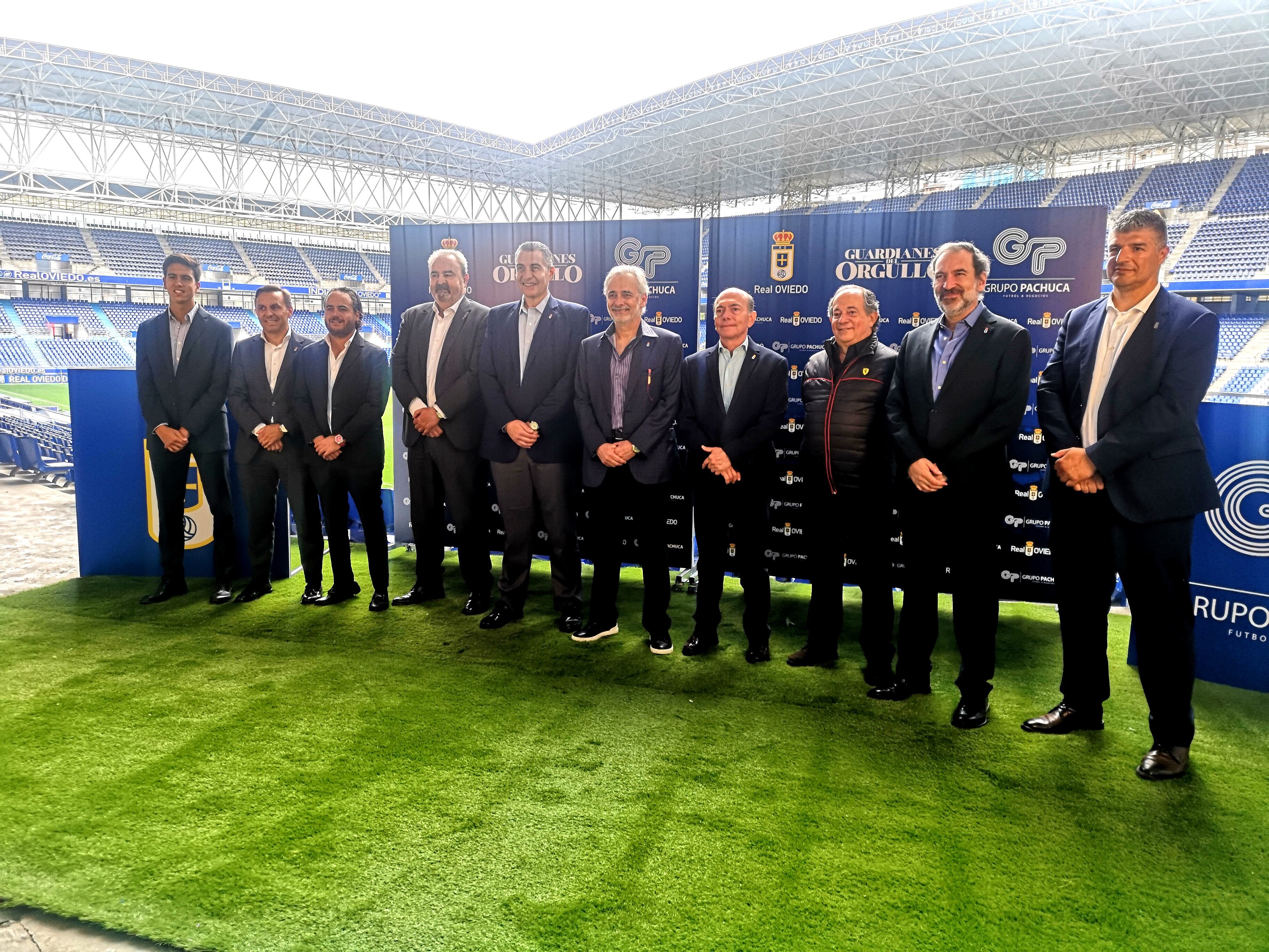 Una amplia representación del Real Oviedo posa ante los medios en el Carlos Tartiere (Radio Asturias)