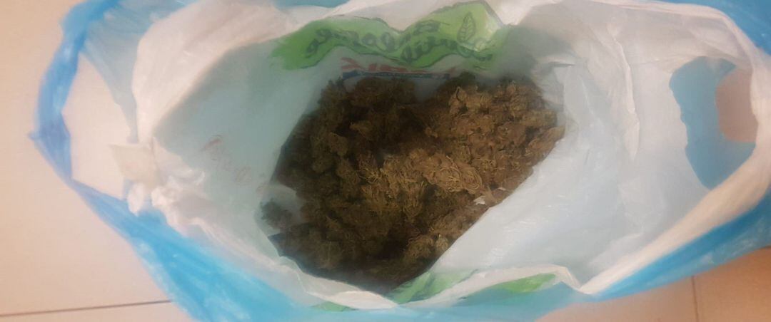 Cogollos secos de marihuana interceptados por la Guardia Civil de Arteixo