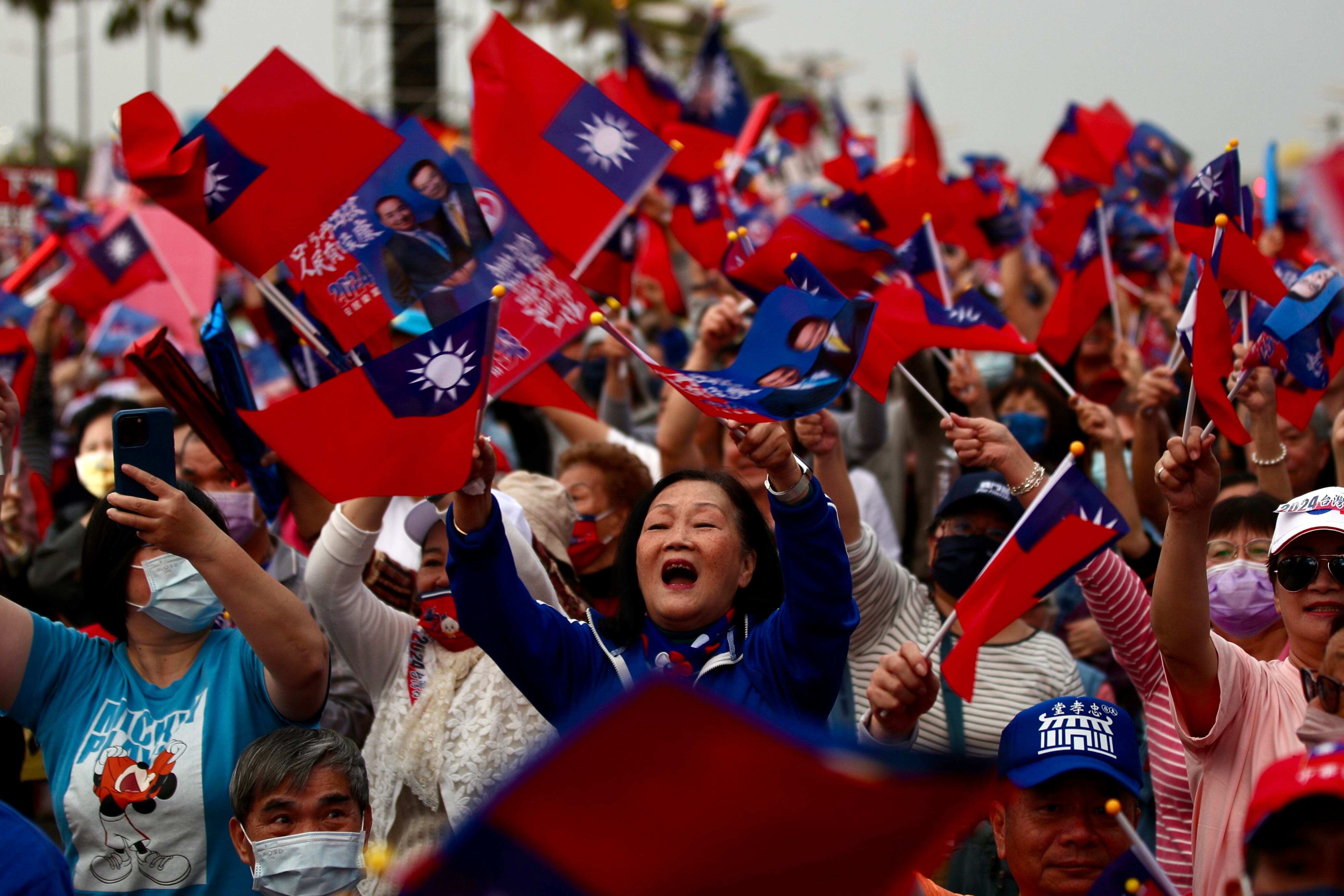 Partidarios del Kuomintang o del candidato presidencial del Partido Nacionalista Chino ondean banderas de Taiwán durante una manifestación de campaña en la ciudad de Kaohsiung, Taiwán,este domingo. Está previsto que se celebren elecciones presidenciales en Taiwán celebrada el 13 de enero de 2024.