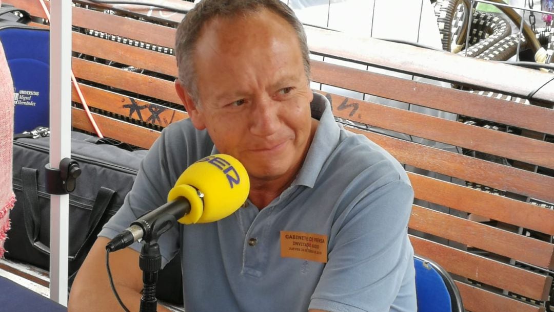 Ismael Sáez en el set de Radio Alicante en la plaza de los Luceros