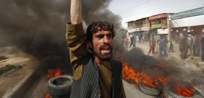 Un afgano grita lemas en contra de EEUU durante una manifestación en Kabul