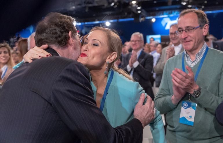 El presidente del Gobierno, Mariano Rajoy, saluda a la presidenta de la Comunidad de Madrid, Cristina Cifuentes, en la clausura de la Convención Nacional del PP que se celebró en Sevilla. 