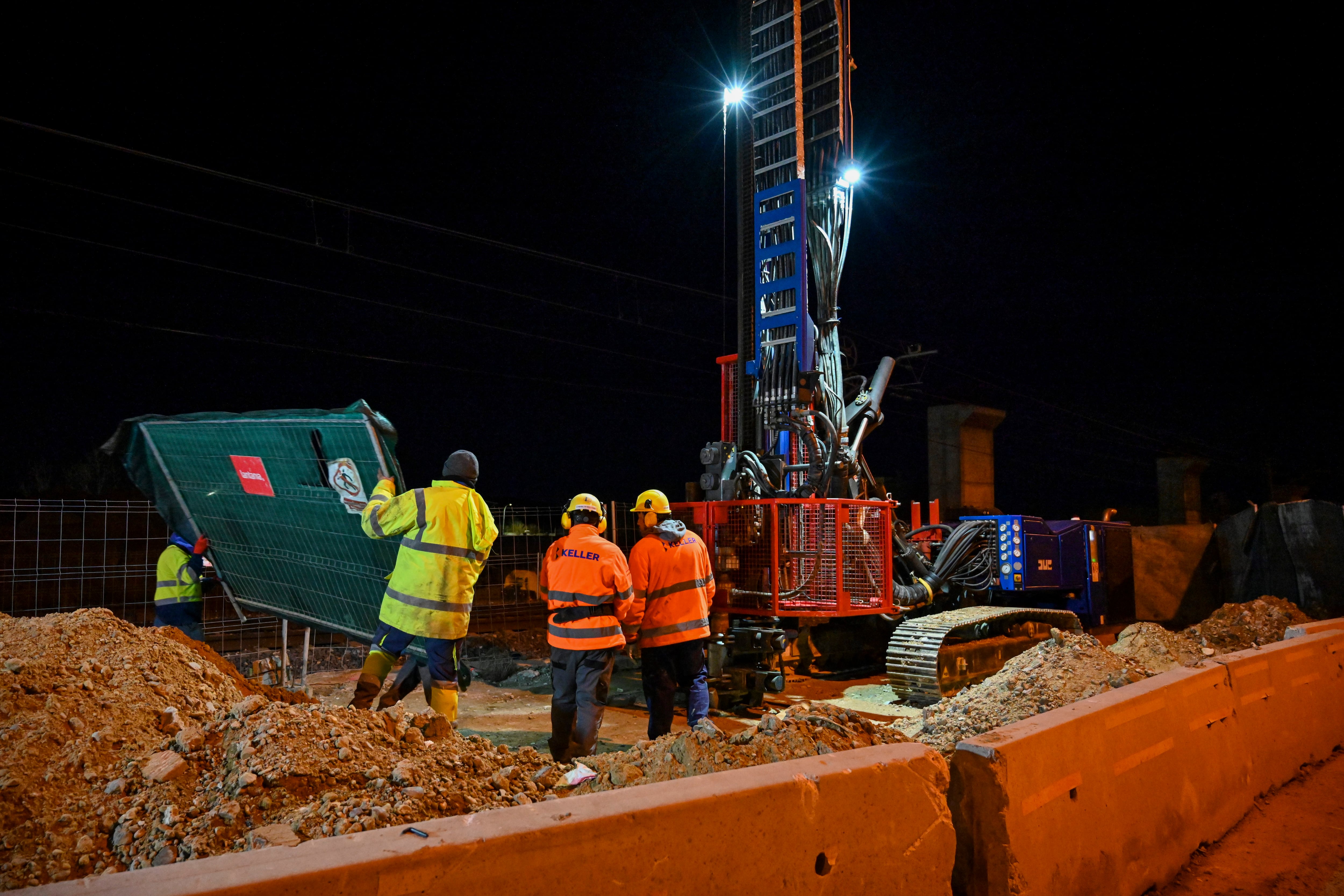 PALENCIA, 13/01/2025.- El Ayuntamiento obliga a Adif a parar las obras nocturnas del AVE en la ciudad de Palencia PALENCIA, 13/01/2025.- Vecinos y representantes municipales se han concentrado a las diez de la noche en el camino Viejo de Husillos de Palencia para parar las obras nocturnas de alta velocidad a Cantabria que Adif ejecuta en la salida norte de Palencia al incumplir la normativa de ruidos que prohíbe trabajar entre las diez de la noche y las ocho de la mañana. EFE/ Almudena Álvarez
