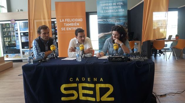 Juan Domínguez, concejal de deportes de Santander y Rubén Gude, director del centro deportivo Go Fit Ruth Beitia junto a María Gutiérrez.