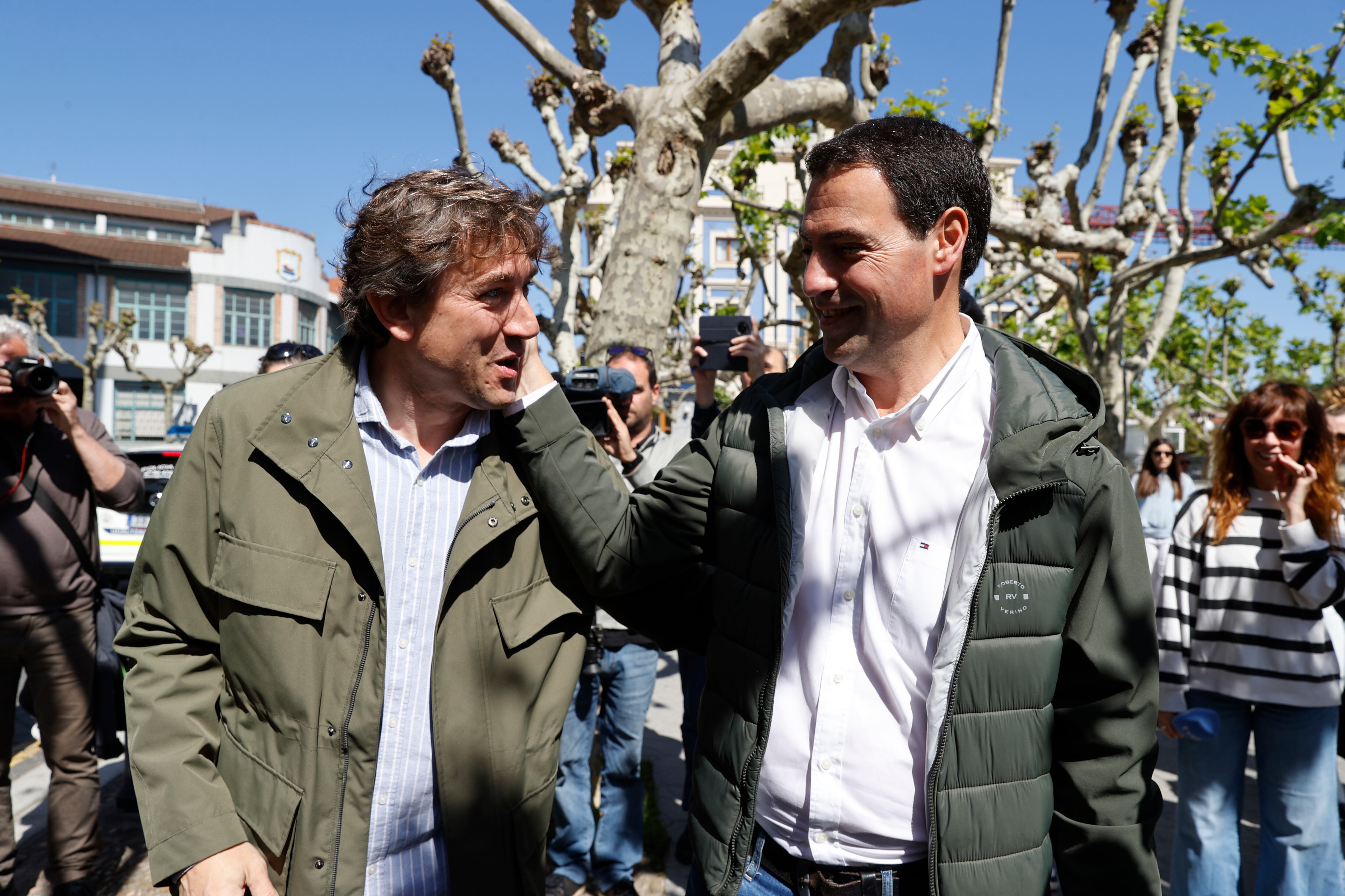 GRAFCAV1663. Bizkaia, 20/04/2024.- Los candidatos de PNV, Imanol Pradales (d), y del PSOE, Eneko Andueza, se saludan durante la jornada de reflexión previa a las elecciones al Parlamento vasco, este sábado en Bizkaia. EFE/Luis Tejido
