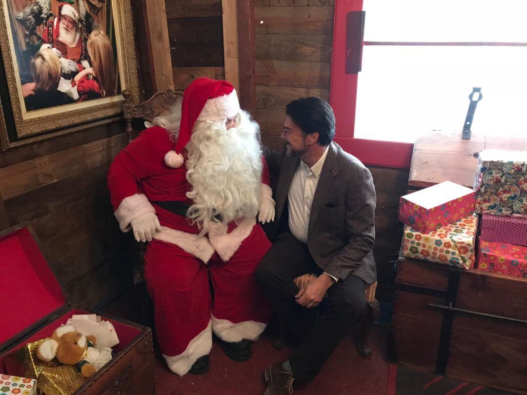 Luis Barcala con Papá Noel